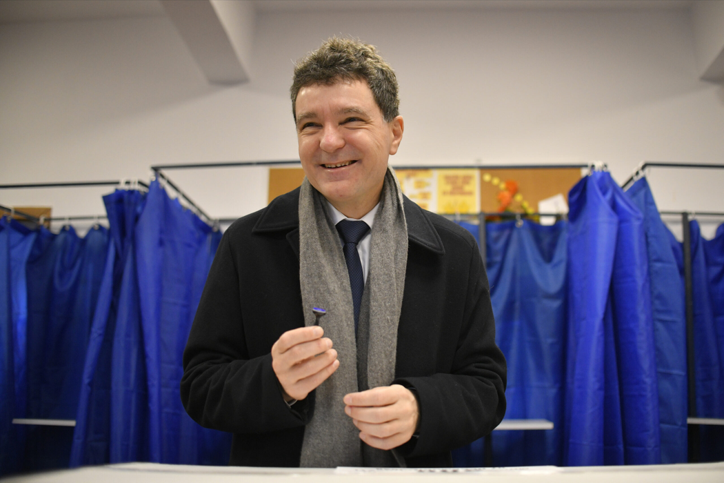 Nicușor Dan la secția de votare. sursă - Mediafax