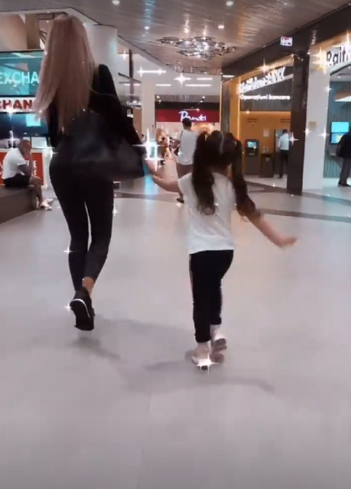 Bianca Drăgușanu, cu fetița la plimbare prin mall / Sursă foto: captură Instagram