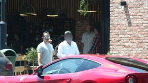 Fostul şef al companiei de stat CARE România loveşte necruţător. Bugetarul cu Bentley & Ferrari se întoarce în forţă după ce l-a ”devastat” bunesa: A apărut în oraş cu noul F12 Berlinetta. Preţ: 350.000 €!