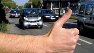 Un şofer a fost înjunghiat de un tânăr pe care l-a luat pasager la ocazie! Agresorul i-a aplicat victimei 27 de lovituri de cutit