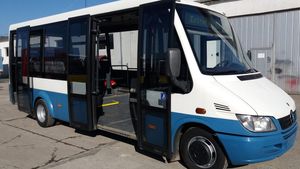 O tânără din Vaslui a comis-o: „Făă, vezi că ți-ai uitat Balenciaga în microbuz”. FOTO