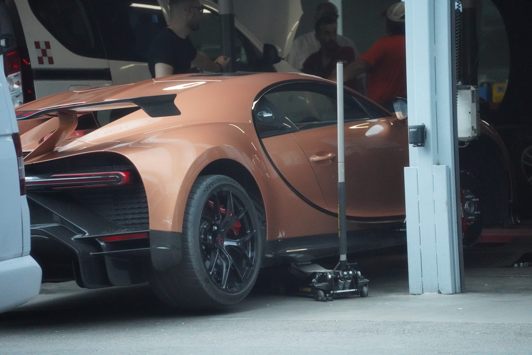 Bolidul Bugatti, de 5,4 milioane de euro, al fraților Tate a ajuns pe butuci (Foto: CANCAN.RO)