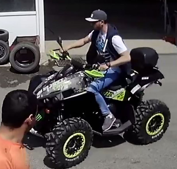 Hoţul dă ture şi testează ATV-ul pe care, ulterior, avea să-l fure