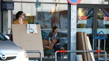 Andrei Duban, disperat dupa afectiunea sotiei. Actorul s-a tolanit in bartele ei, in fata unui magazin!