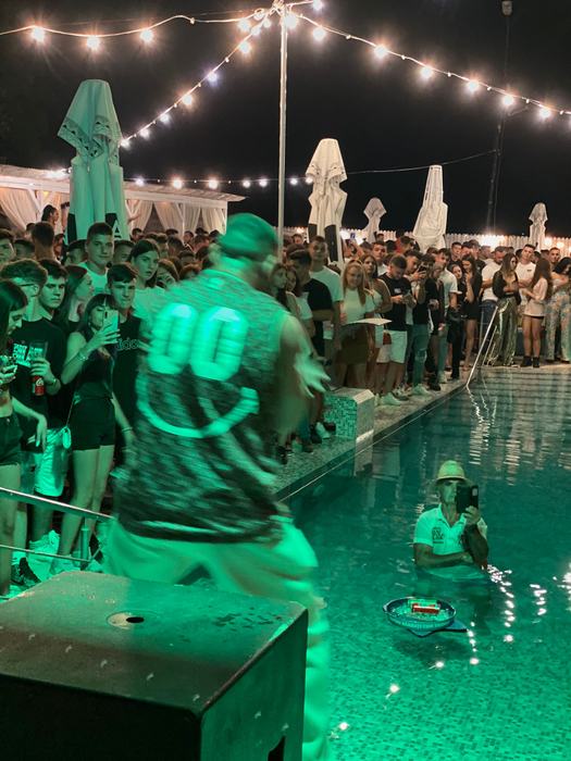 Un fan 60+ a intrat în piscină, pentru a-l filma pe Dorian Popa / Sursă foto: CANCAN