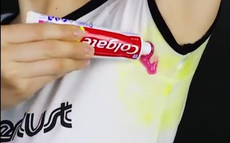 Conform acestui video viral, pasta de dinţi te ajută să scoţi petele de pe un tricou vec
