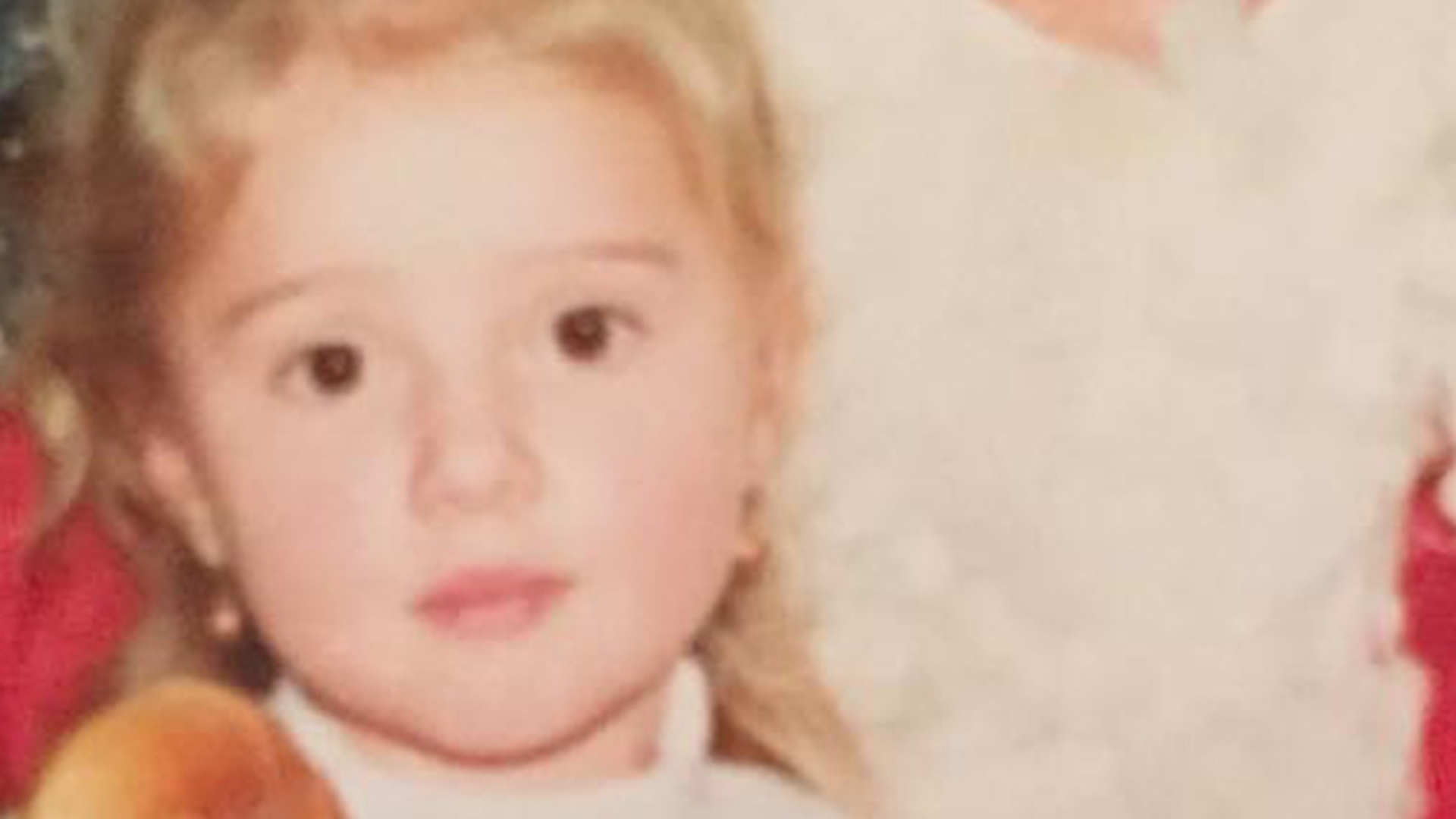 Punem pariu ca nu ghicesti cine este fetita din imagine? Blondina s-a transformat intr-o bomba sexy