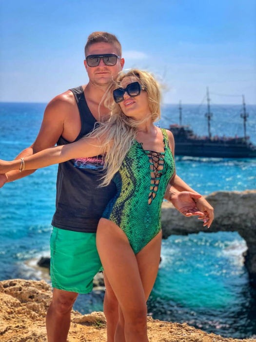 Ea este noua bombă-sexy a muzicii populare. Iulia Bucur face senzație