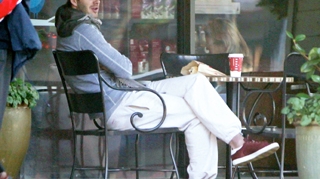 David Beckham, singur si "sub acoperire" la cafea