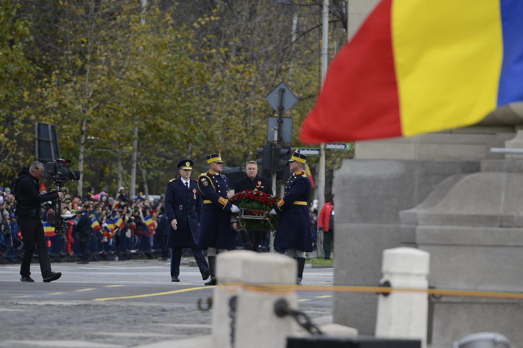 Klaus Iohannis a venit fără soția lui la parada militară din București. Gestul făcut de Carmen Iohannis pe Facebook înainte de Ziua Națională a României