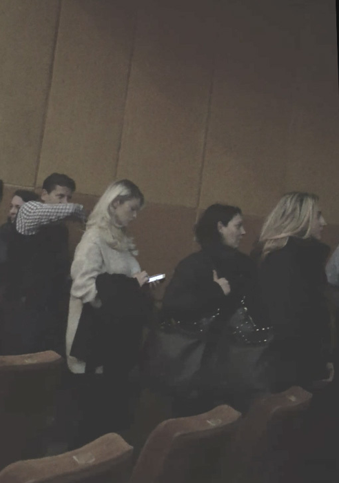 Continuă să scrie pe telefon