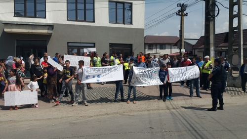 VIDEO. Sute de romi au ieșit în stradă, la Românești. Scandează "Jos balastierele" și spun rugăciuni