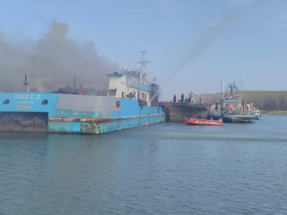 Incendiu puternic pe Dunăre, la o barjă cu bauxită. Pompierii s-au luptat minute în șir cu flăcările