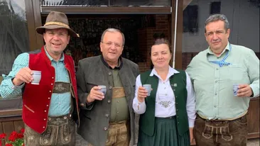 Imagini senzaţionale cu Guşă şi Flutur, îmbrăcaţi în bavarezi, la Gura Humorului