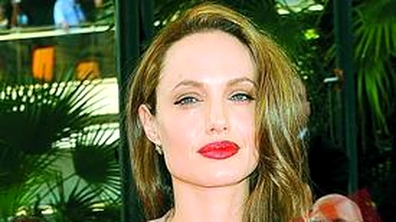 Angelina se bate cu Obama