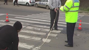 O femeie de 35 de ani a fost lovita de o masina pe o trecere de pietoni din Slatina