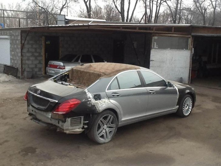 Cum şi-a TĂIAT Mercedesul ca să semene cu cea mai tare limuzină nemţească! Imagini uimitoare dintr-un garaj dărăpănat!
