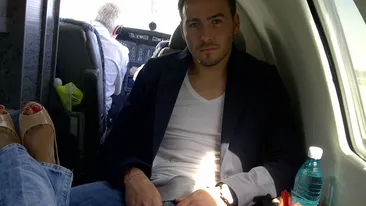 Bianca il are pe Cristea la picioare! Roscata isi sprijina tocurile pe iubitul ei!