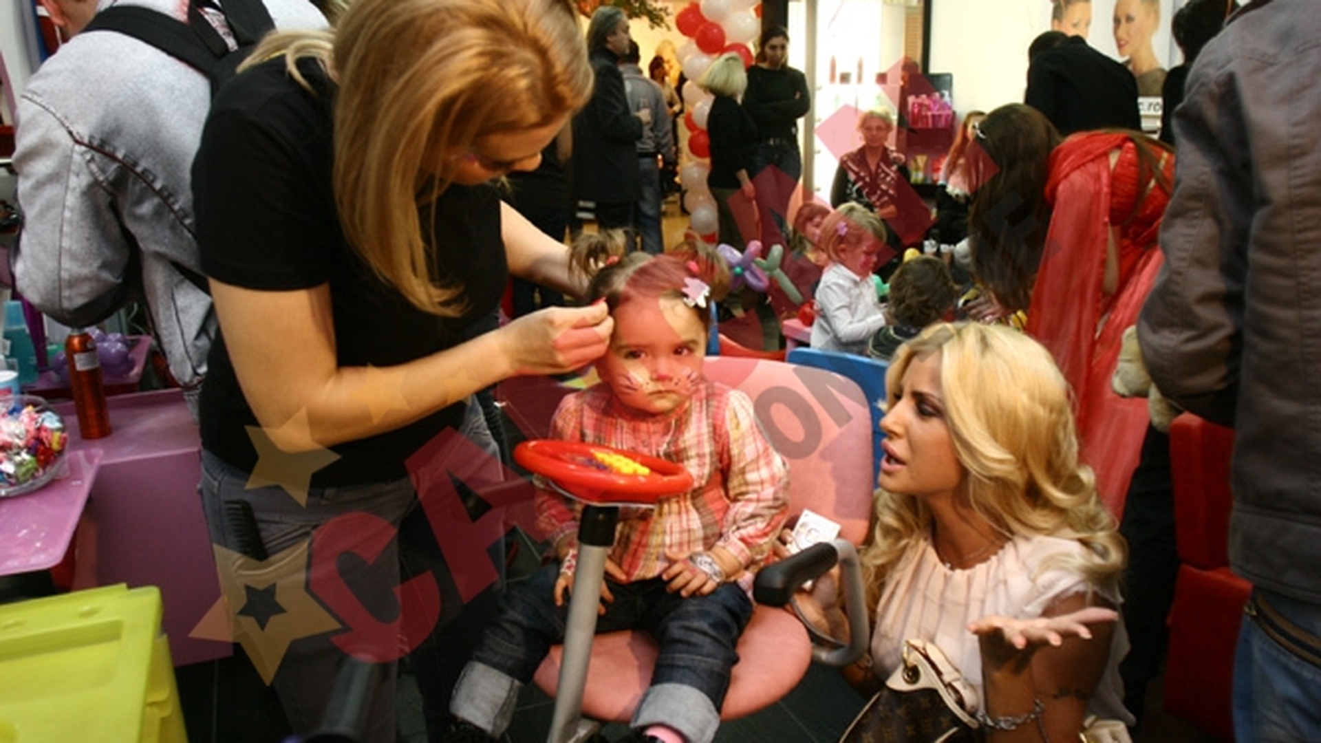 Vedetele si-au dus copiii la hairstylist! Fetita lui Lazarus si a lui Rosse-Marie si-au facut de cap la coafor