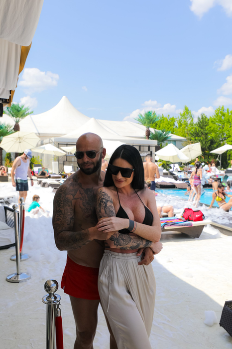 Giani Kiriță a combinat o super-brunetă la piscină