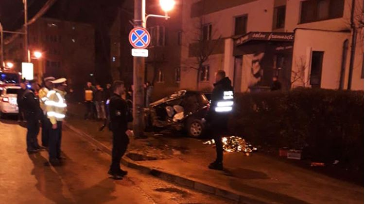 Accident mortal în Baia Mare! Un bărbat fără permis a spulberat o femeie aflată pe trotuar, după care s-a izbit cu mașina de un stâlp