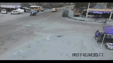 VIDEO HORROR! O chinezoiaca este strivita si sectionata de un camion urias