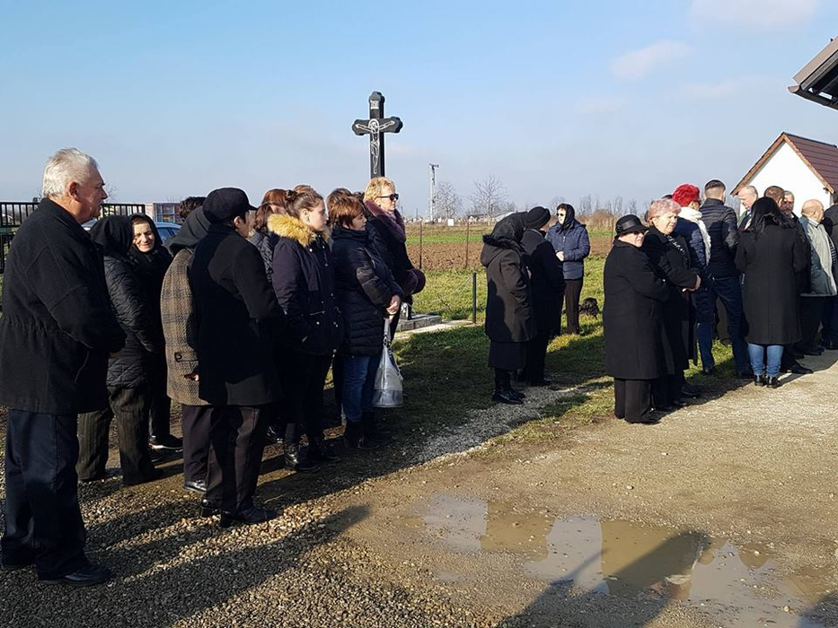 Cei trei oameni ucişi cu sânge rece în localitatea Apa au fost înmormântaţi! Criminalul este încă în libertate