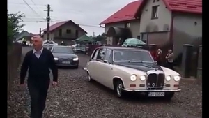 Arhiepiscopii și preoții au venit cu mașini de lux la sfințirea unei biserici din Suceava: „Am crezut că e vreo nuntă cu maneliști!”