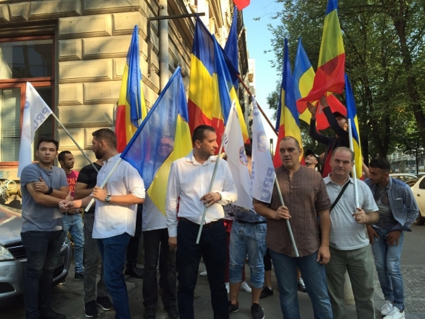 Membrii PRU îl susţin pe VICTOR PONTA! Oamenii au ieşit în stradă