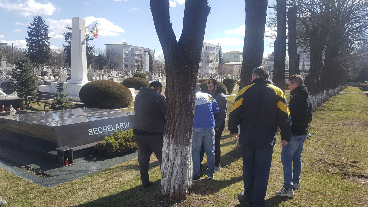 Fanii echipei de fotbal FCM Bacău au aprins fumigene galben-albastre la mormântul lui Sechelariu