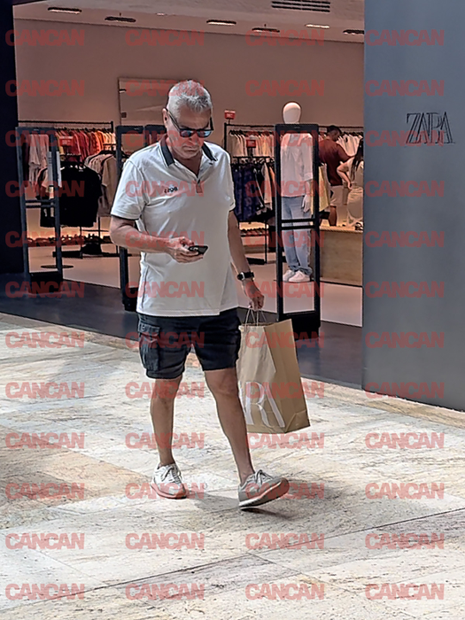 Solistul a zbughit-o imediat din mall după ce a primit un apel important Foto: CANCAN.RO