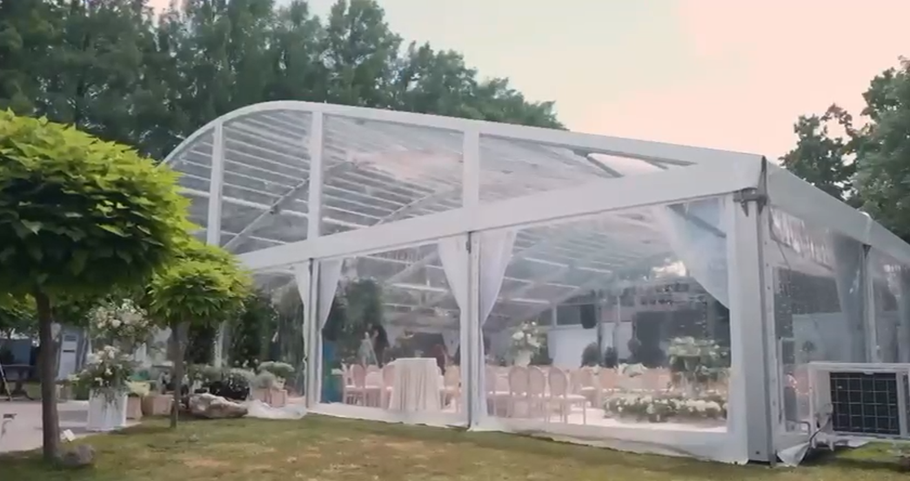 Cum a fost amenajat localul pentru nunta fiicei lui Gheorghe Hagi. Luxul este la el acasă! Kira Hagi şi Thomas Ferfelis petrec într-un cadru de vis cu 500 de invitaţi