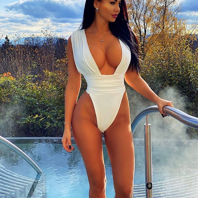Raluca atrage atenția bărbaților potenți fără efort / Foto: Instagram