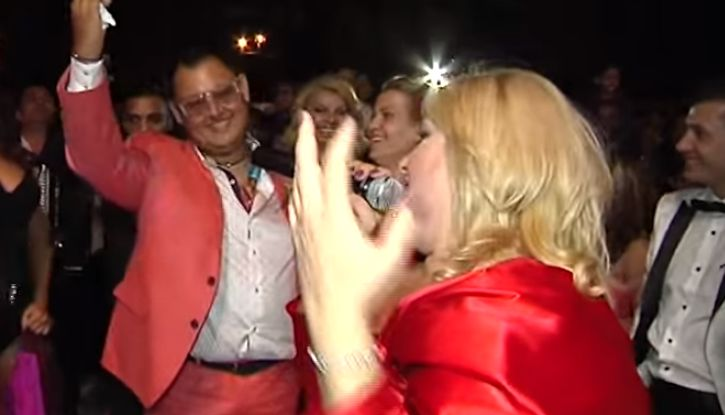 Toți ochii au fost pe decolteul ei! Ce a pățit Viorica de la Clejani la o nuntă. Petrecăreții i-au îndesat bani în sutien până i-a cedat rochia