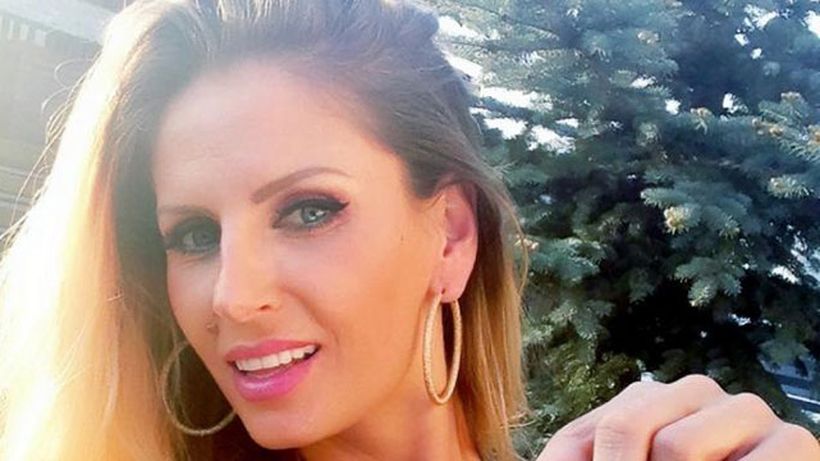 Andreea Banica filmata in timp ce isi bate joc de un barbat pe o banca! Imaginile sunt deja pe internet!