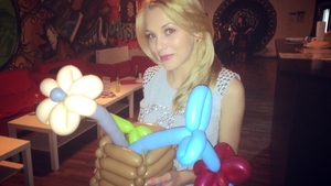 Andreea Ibacka, răsfăţată mai ceva ca un copil! A primit flori din baloane, dar nu de la soţ! Vezi cine i-a adus zambetul pe buze