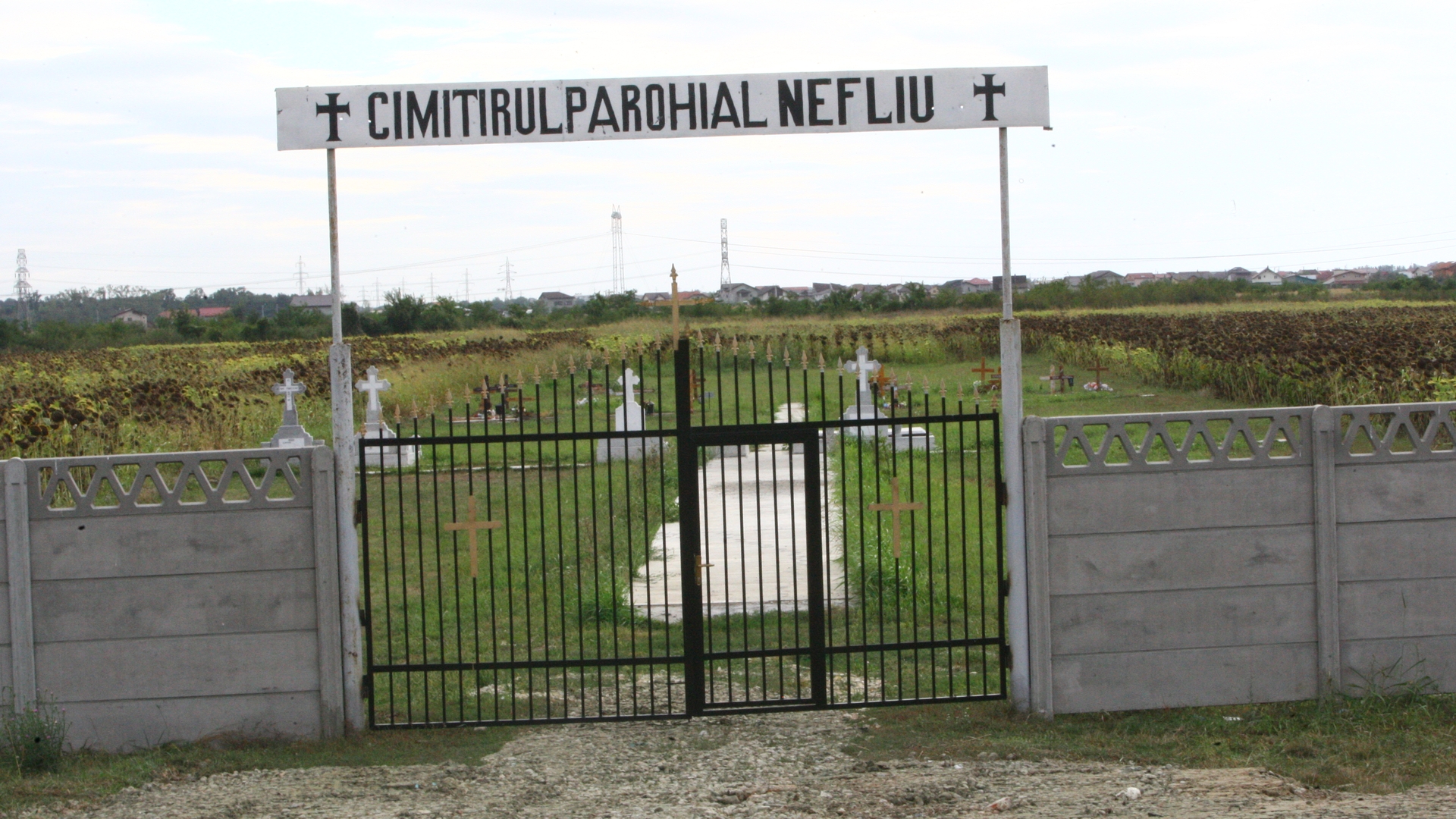 Nu are epitafuri si nici poze, deci nu e cimitirul vesel. Cu toate astea, “patronul” a tinut sa inveseleasca putin locul, si….