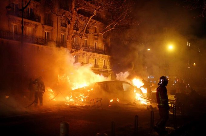 FOTO&VIDEO. Străzile din Beirut ard la propriu. Oamenii strigă „Revoluție, revoluție!” în timp ce autoritățile acționează cu gaz lacrimogen