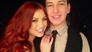 Elena Gheorghe a “fentat” rolul lui Mos Craciun! Cum s-a ferit cantareata sa nu fie vazuta de baietelul ei incarcata cu cadouri!