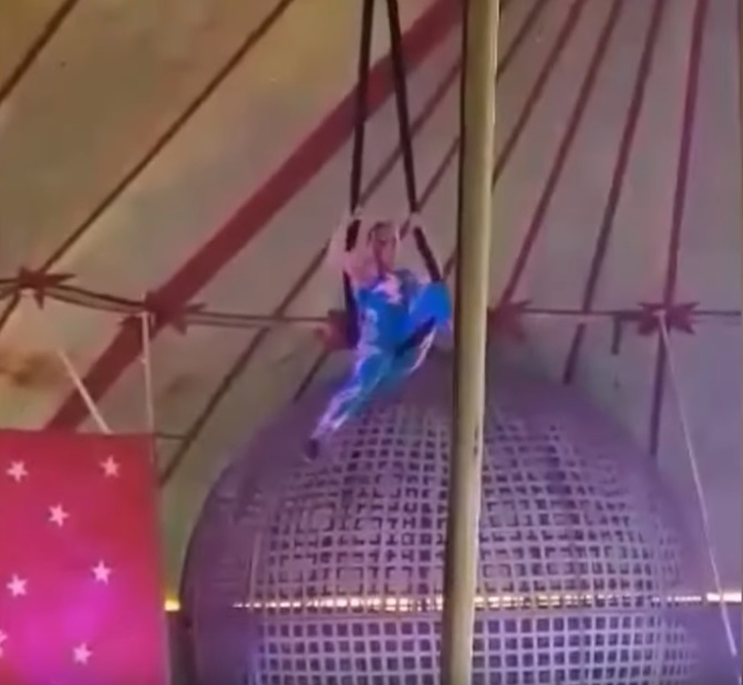 Momentul în care o acrobată cade în gol, după ce coarda de susţinere s-a rupt. Au urmat scene traumatizante la spectacolul de circ în Hunedoara | VIDEO