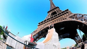 S-a dat cu rolele de pe Turnul Eiffel
