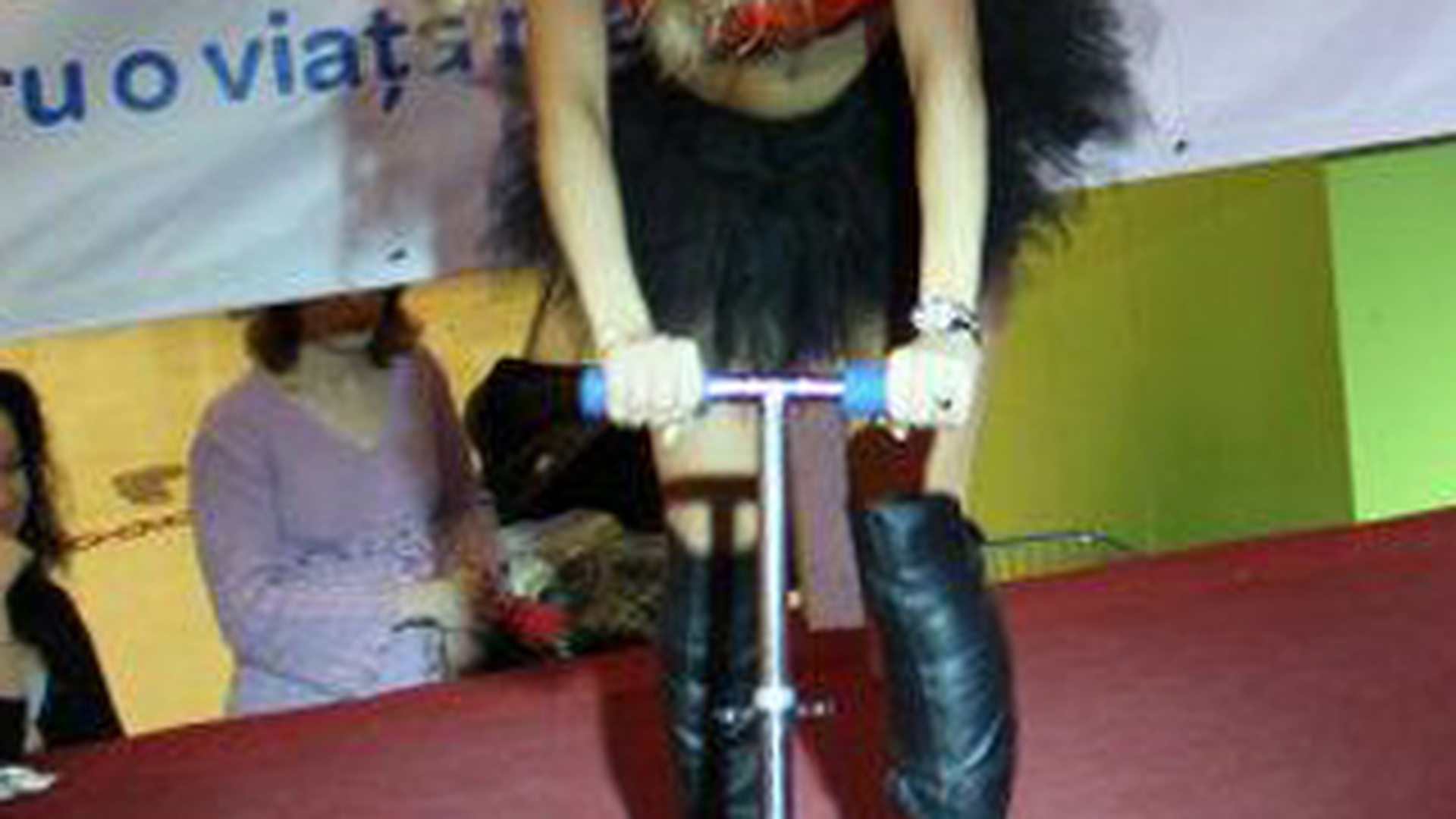 Andreea Balan merge cu trotineta pe scena!