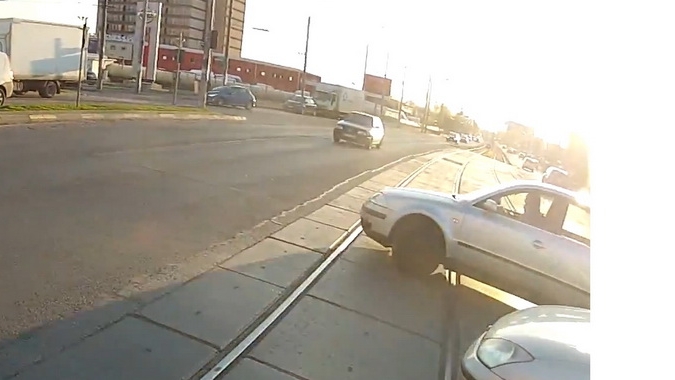 Un sofer din Bucuresti a ratat in ultima secunda nu unul, ci doua accidente! Vezi filmuletul care face furori pe Internet