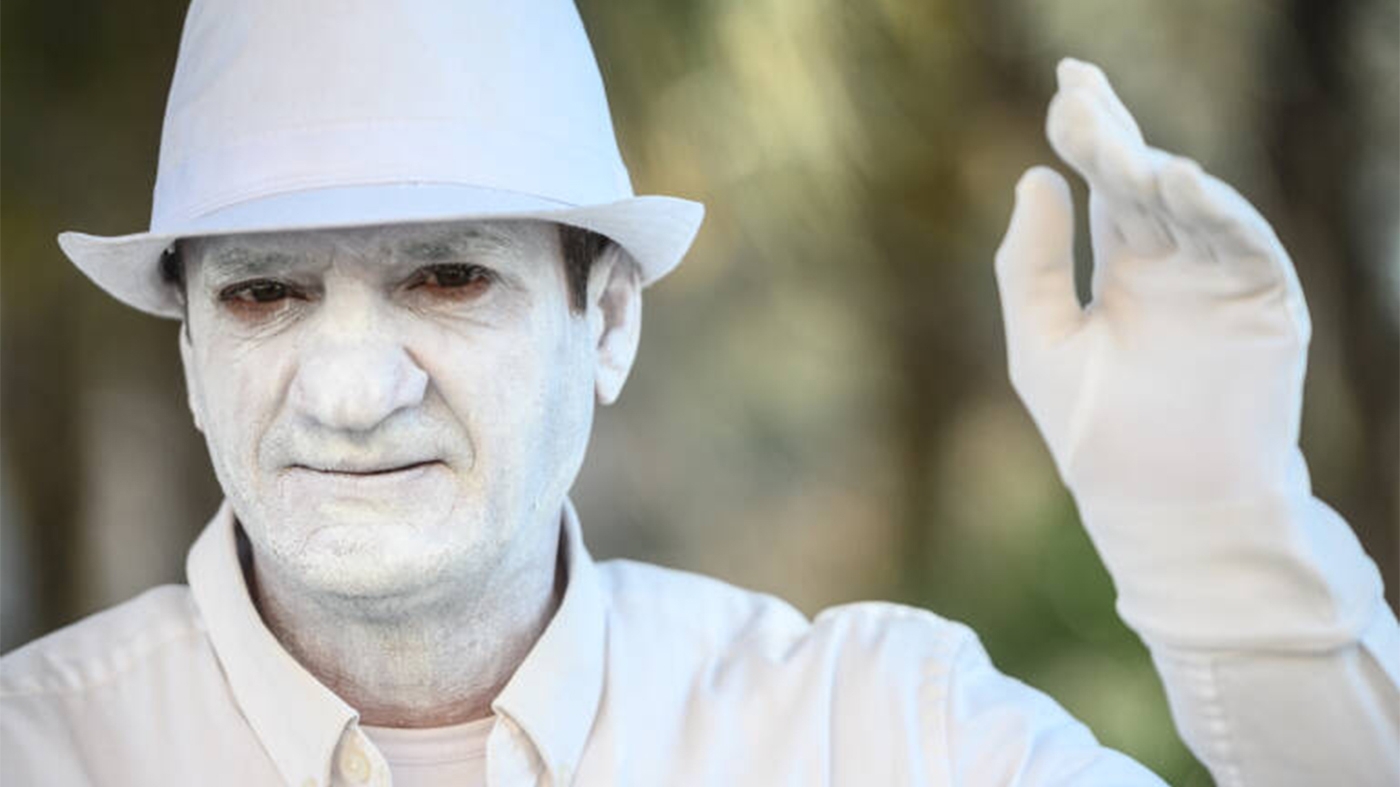 Cătălin Lefter era angajat al unei bănci din Huși, dar s-a mutat în Spania, unde "lucrează" ca statuie vie în Valencia. Ce spune despre banii pe care îi câștigă din noul "job"