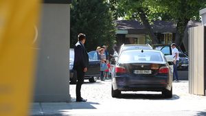 Avem imagini în exclusivitate! Băse a făcut prânz cu ”fetele” lui şi…