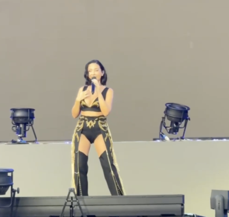 Artista din România care a cântat în deschiderea concertului lui Jennifer Lopez. S-a confruntat cu o afecțiune medicală, dar tot a urcat pe scenă: ”Nu pentru mine ați venit”