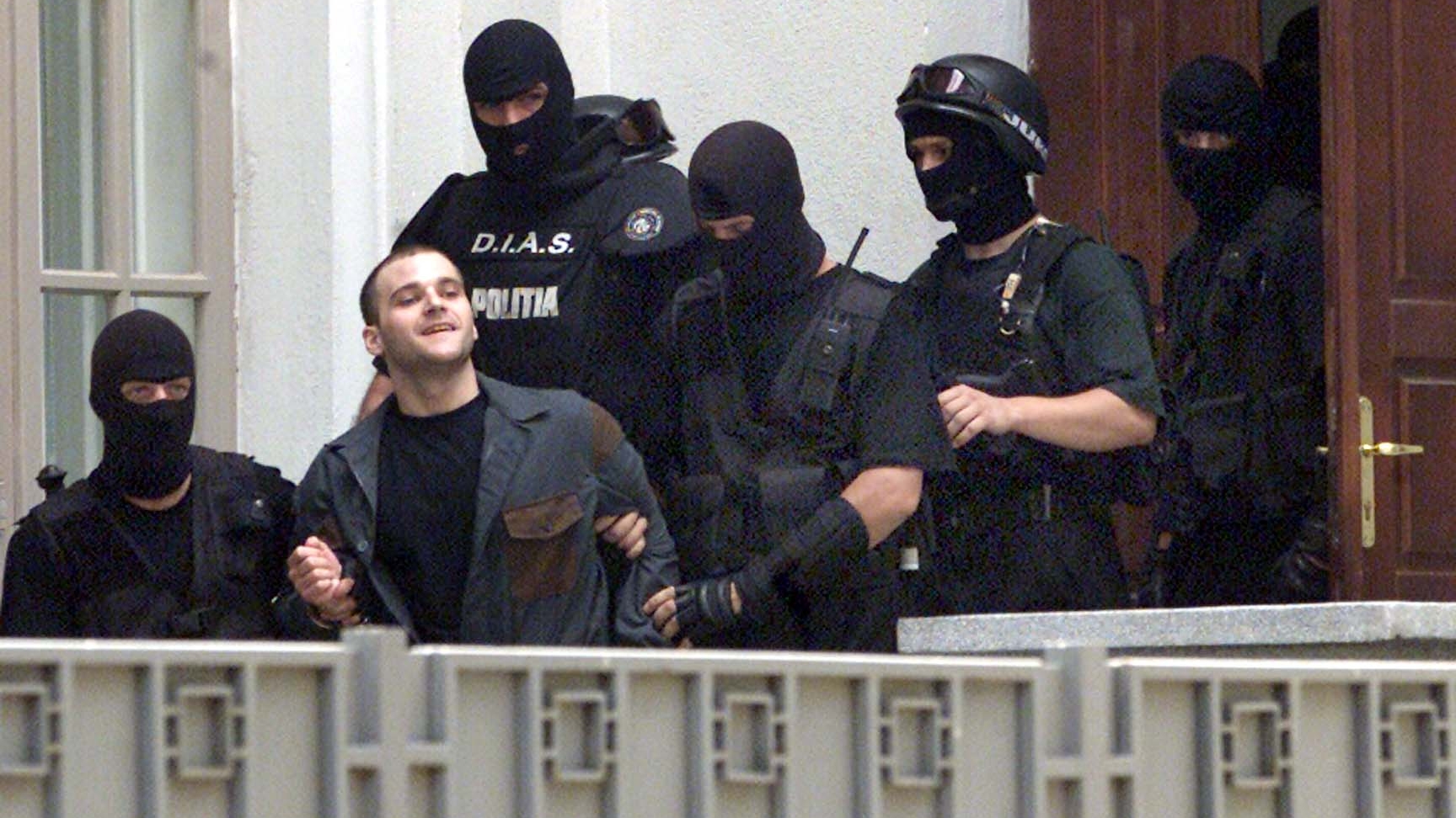Legatura incredibila dintre cel mai sangeros criminal grec si o romanca! O fosta menajera vrea sa-l ajute sa devina calugar!