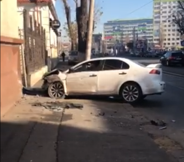 Avem imagini cu accidentul terifiant din Capitală, în noaptea de Revelion! Martorii au rămas şocaţi! Ce s-a întâmplat cu şoferul…
