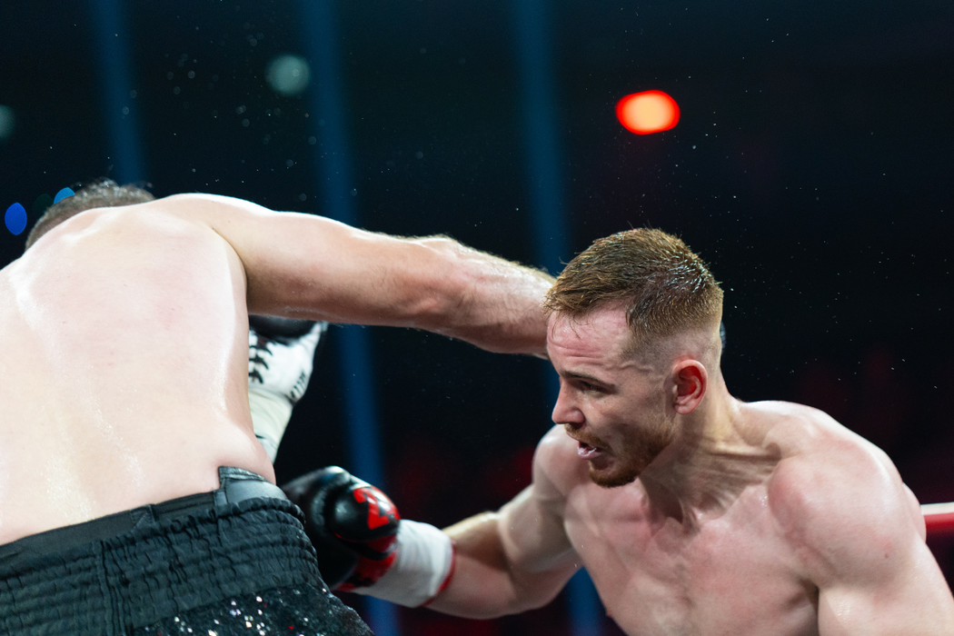 (P) Arena DVTK vuiește în timp ce turneul HELL Boxing Kings debutează cu knockouturi, victorii și tribune pline