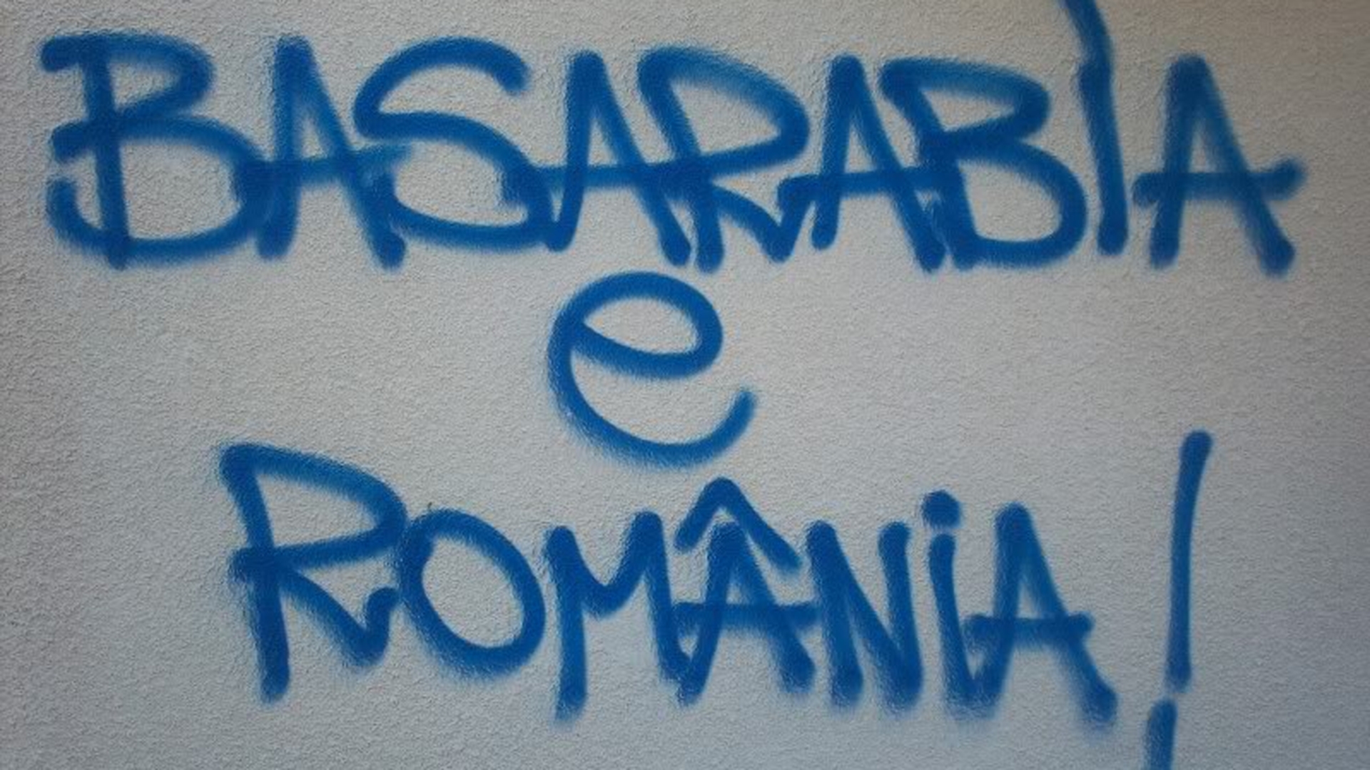 Ai vazut sigur mesajul „Basarabia e Romania”, dar nu stiai cine il scrie pe toate zidurile! Citeste povestea celor sase artisti